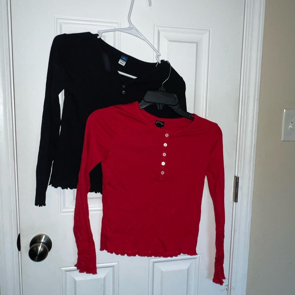 Old Navy Black and Red Ribbed Art Class blouse